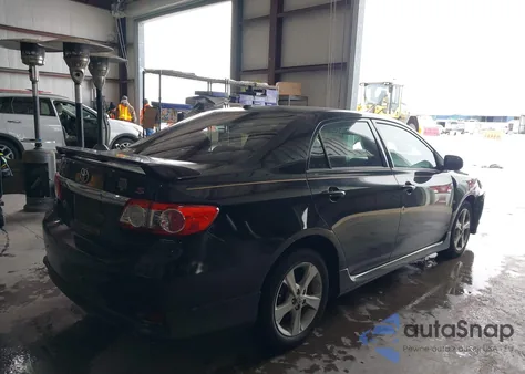 2011 Toyota Corolla S z USA, uszkodzony, nr VIN 2T1BU4EE2BC738044